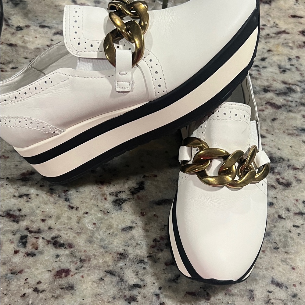 Dolce Vita White Flats with Gold Chain Detail - Picture 4 of 9
